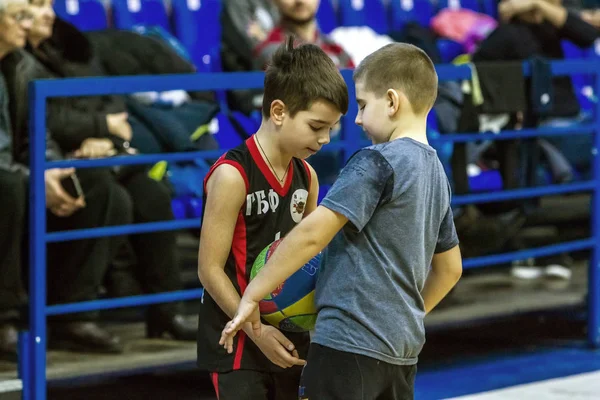 オデッサ ウクライナ 2018 若い子供はバスケット ボール 子供のスポーツ教室の子供たちのスポーツ バスケット ボール クラブの祭典の間に子供のスポーツ大会に参加 — ストック写真