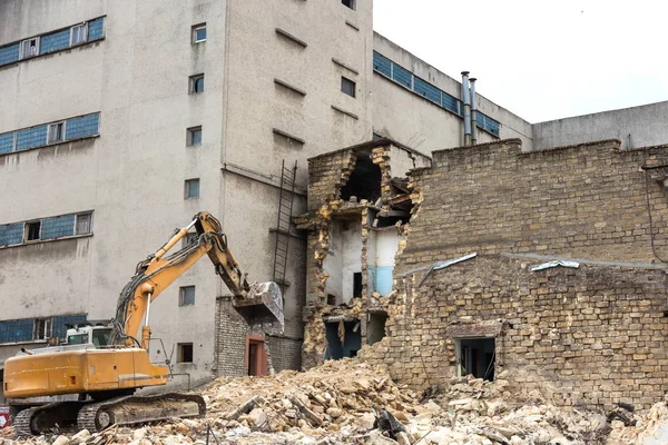 Una Casa Abandonada Derrumba Barrio Pobre Casa Está Destruida Grietas — Foto de Stock