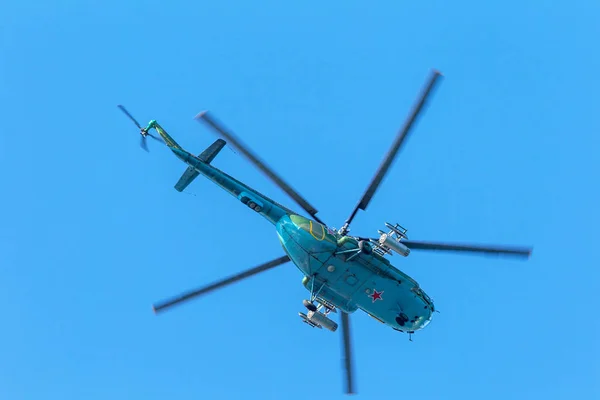 乌克兰克里米亚塞瓦斯托波尔 2015年5月9日 俄罗斯海军航空黑海舰队升空 军事战士 军用直升机 两栖飞机 在蓝天的映衬下 — 图库照片
