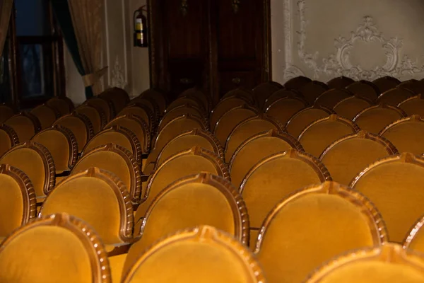 伝統的なクラシック ロイヤル豊かな装飾木製古代豪華なベルベット オペラ ラウンド椅子視聴者 装飾的な趣のあるカーペット曲線行の映画館の場所のため ホールの椅子のラインと — ストック写真