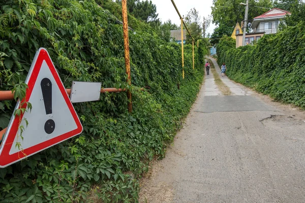 Europeiska Standarden Triangulära Vägskylt Med Ett Utropstecken Varningsskylt Röd Triangel — Stockfoto