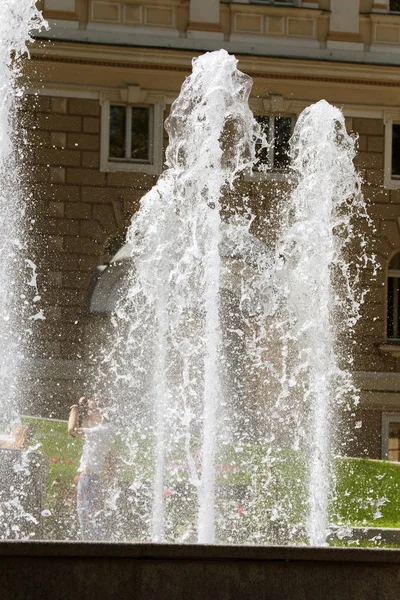 Městské Kašny Fontána Městském Parku Horkém Letním Dni Proud Vody — Stock fotografie