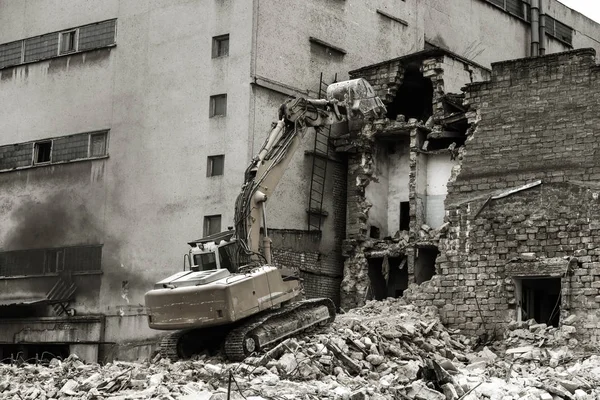 Una Casa Abandonada Derrumba Barrio Pobre Casa Está Destruida Grietas — Foto de Stock