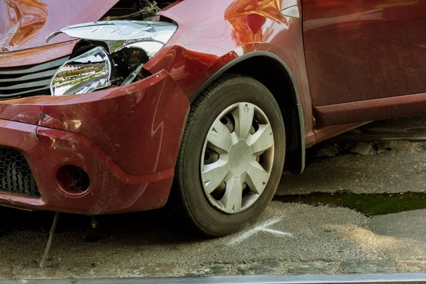 オデッサ ウクライナ 2017 高速道路で交通事故 都市の衝突の後の通り 破損した車の交通事故 交通事故 交通渋滞 — ストック写真