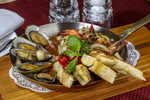 Food Delicious Roast Seafood Mussels Prawns Octopus Squid Vegetables Expensive — Stock Photo, Image
