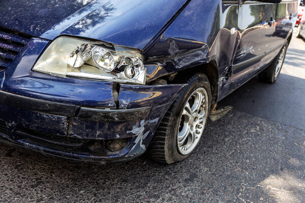 ОДЕССА, Украина - 7 июня 2018 года: авария на улице, поврежденные автомобили после столкновения в городе. Автомобильная авария на перекрестке городской дороги. Автокатастрофа на улице
