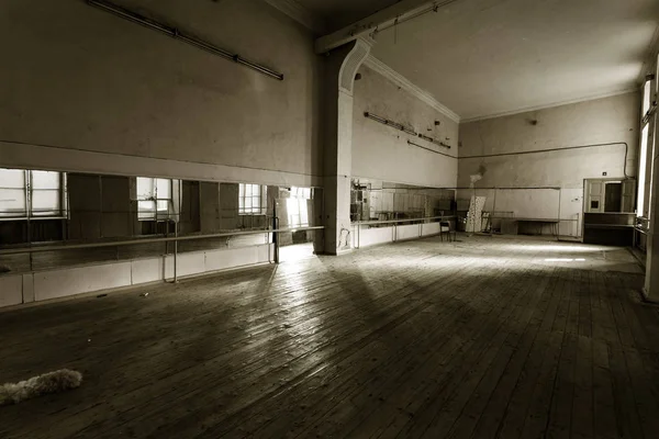 インテリアは昔のバレエ トレーニングのジムを放棄しました 古い放棄されたバレエ スタジオ 詐欺師クラス ソビエト建物の放棄されたジム回ソ連です 古い放棄された建物の内部 バレエ部屋 — ストック写真