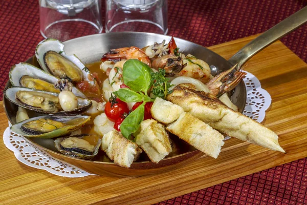 Comida Delicioso Asado Con Mariscos Mejillones Gambas Pulpo Calamares Verduras —  Fotos de Stock