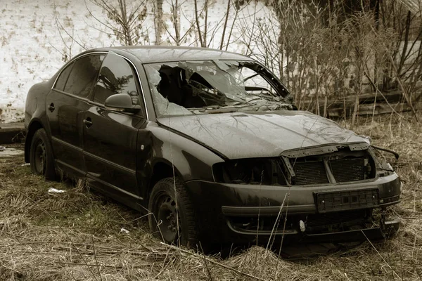 Porzucony Samochód Wypadku Uszkodzony Samochód Zderzenia Czołowego Zdeformowane Karoserii Skutki — Zdjęcie stockowe