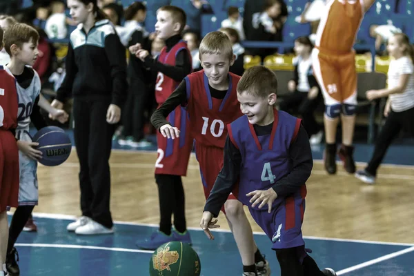 オデッサ ウクライナ 2018 若い子供はバスケット ボール 子供のスポーツ教室のお祝い子供のスポーツ バスケット ボール クラブの中に子供のスポーツ大会に参加 — ストック写真