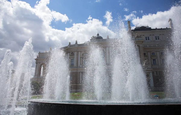 Stadtbrunnen Brunnen Stadtpark Heißen Sommertagen Wasserströme Tropfen Und Helle Wasserspritzer — Stockfoto