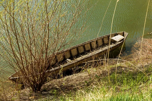 Staré Dřevěné Modré Veslování Rybářské Lodi Krásný Jarní Slunečný Den — Stock fotografie