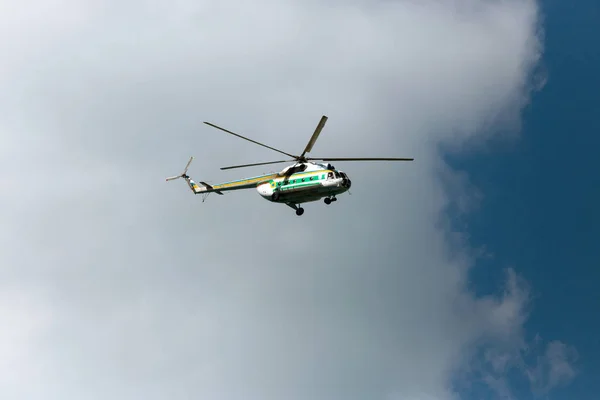 乌克兰军用直升机 与工作螺旋桨在蓝天飞行 飞行中的直升机 飞越山脉和蓝天 黄色对蓝天 — 图库照片