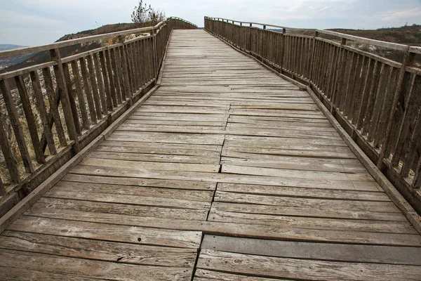 Antiguo Puente Madera Una Fortaleza Piedra Través Abismo Las Montañas —  Fotos de Stock