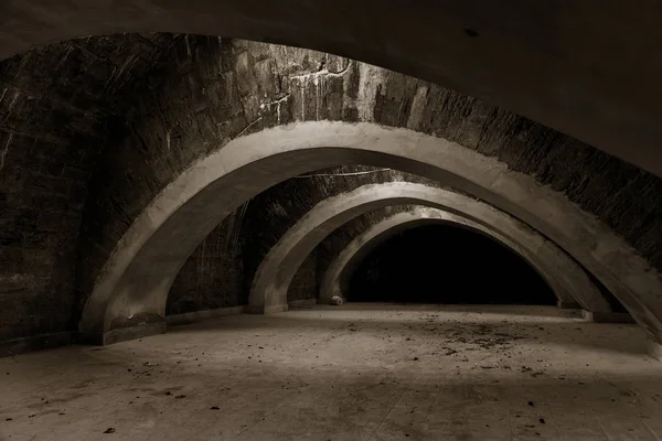 Velho Túnel Abandonado Numa Adega Subterrânea Entrada Para Catacumbas Fortaleza — Fotografia de Stock