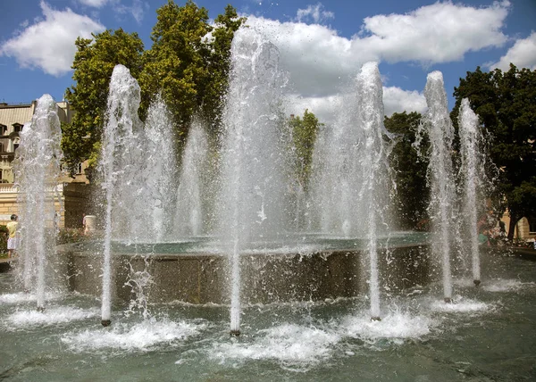 Městské Kašny Fontána Městském Parku Horkém Letním Dni Proud Vody — Stock fotografie