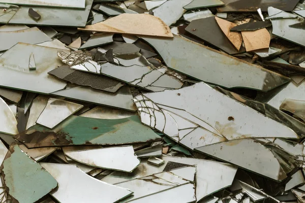 Μεγάλο Σωρό Από Σπασμένο Γυαλί Θραύσματα Του Καθρέφτη Σκουπιδότοπο Μεγάλα — Φωτογραφία Αρχείου