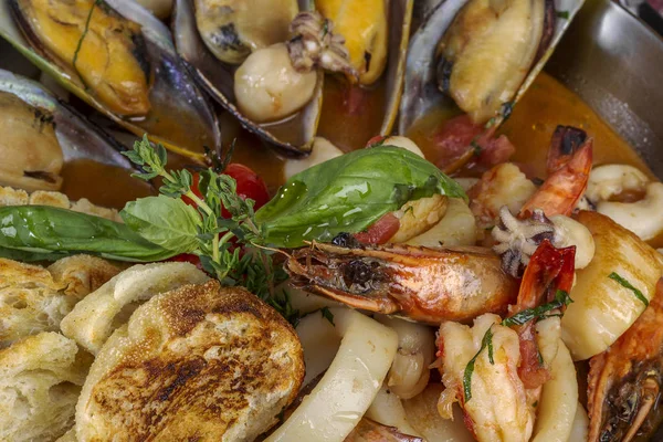 Cibo Delizioso Arrosto Con Frutti Mare Cozze Gamberi Polpi Calamari — Foto Stock