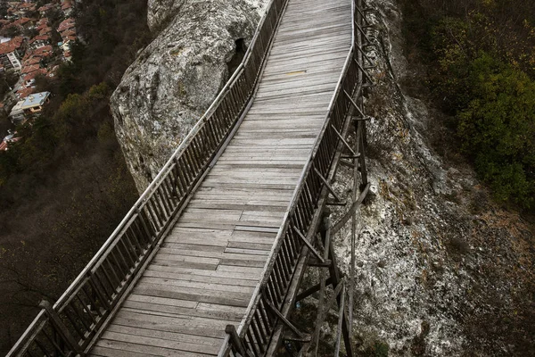 Antiguo Puente Madera Una Fortaleza Piedra Través Abismo Las Montañas — Foto de Stock