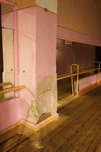 Interior Del Viejo Gimnasio Abandonado Para Entrenamiento Ballet Viejo Estudio —  Fotos de Stock