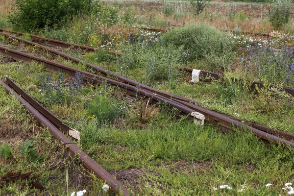 老铁路的铁轨 锈迹斑斑的老铁路标志作为怀旧的复古背景 — 图库照片
