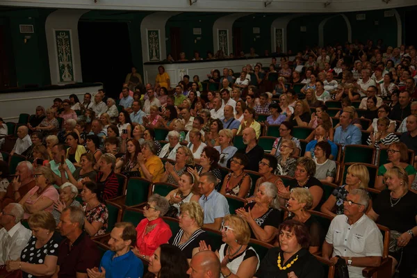Odessa, Ukrayna - 19 Temmuz 2018: Oditoryum konser salonunun seyirci onların favori sanatçıları duygusal olarak karşılamak. Seyirci tiyatro salonunda. Tiyatro sahnede performans gibi izleyiciler
