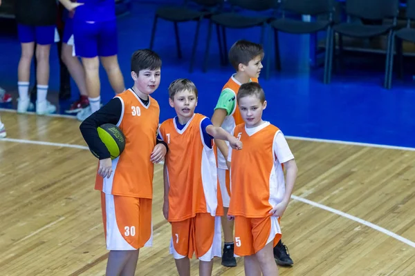 乌克兰奥德萨 幼儿打篮球 在庆祝儿童体育学校儿童体育篮球俱乐部期间参加儿童体育比赛 — 图库照片