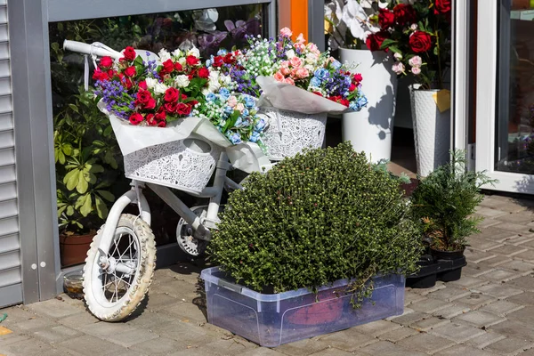 Велосипед Цветах Красивое Украшение Небольшого Цветочного Магазина Велосипед Цветами Качестве — стоковое фото
