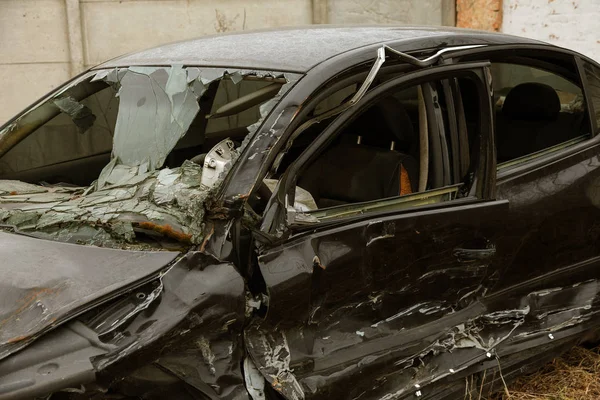 Forladt Bil Efter Ulykken Ødelagt Bil Frontalt Sammenstød Deformeret Billegeme - Stock-foto