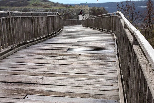 Antiguo Puente Madera Una Fortaleza Piedra Través Abismo Las Montañas — Foto de Stock