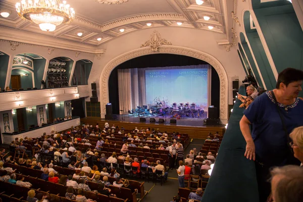 Odessa Ukraina Lipca 2018 Widzów Auli Koncertowej Emocjonalnie Spotkać Swoich — Zdjęcie stockowe