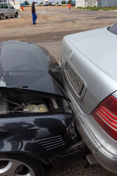 乌克兰奥德萨 街头车祸事故 城市碰撞后汽车受损 汽车在城市街道上撞上了对方 大车祸 赶上火车 — 图库照片