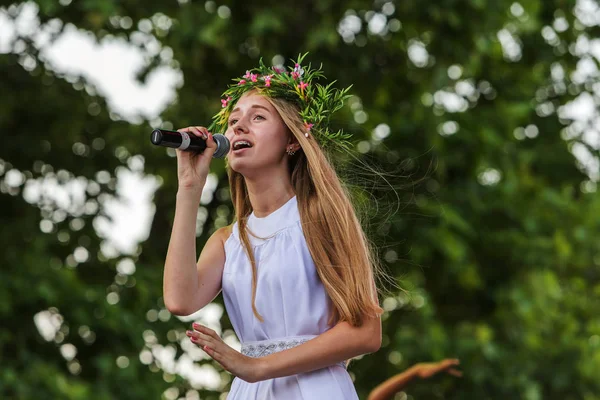 乌克兰奥德萨 2018年7月28日 孩子们在父母和客人面前在开放的夏季剧院表演 儿童的戏剧创作 编排和声乐 学校儿童的业余表演 — 图库照片