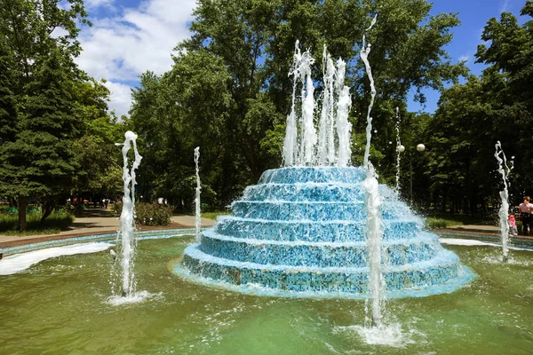 城市喷泉在炎热的夏天 在城市公园的喷泉 在美丽的城市喷泉中 水滴和明亮的水花 白天城市喷泉中明亮的波光粼粼的水流 — 图库照片