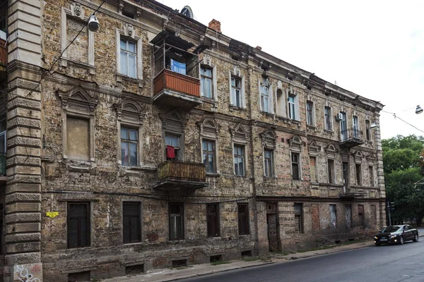 乌克兰奥德萨 2017年 Cirka 为穷人摧毁贫困地区的房屋 如果不进行大修 旧房子就会在危机中被毁 贫穷的地区 人们住在被毁的废弃房屋里 — 图库照片