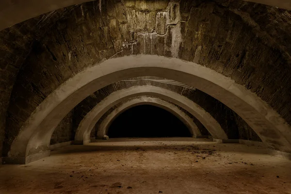 地下ワインセラーでの古い放棄されたトンネル カタコンベへの入り口 ダンジョン古い石造りの要塞 としてステージング ダーク デザインの創造的な背景は 古代ダンジョンの神秘的なインテリア — ストック写真