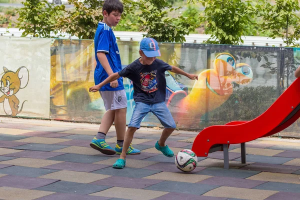 オデッサ ウクライナ 2018 子供のサッカーの選手のサッカー 親を持つ子供の娯楽のための家の近くの遊び場でサッカーをします 健康的な生き方 子供スポーツします — ストック写真