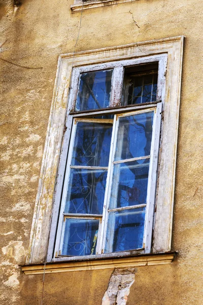 Een Oude Venster Met Houten Frame Vuile Beschadigde Muur Van — Stockfoto