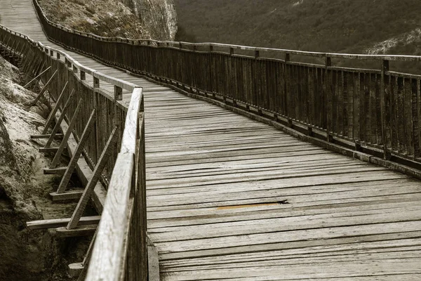 Uma Antiga Ponte Madeira Uma Fortaleza Pedra Através Abismo Nas — Fotografia de Stock