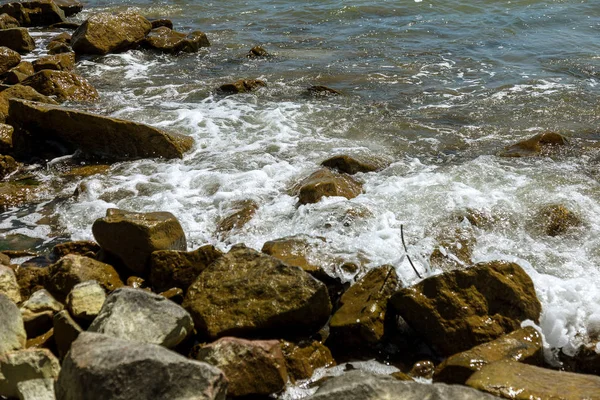 Las Pequeñas Olas Suaves Durante Pausa Tranquila Sobre Las Piedras —  Fotos de Stock