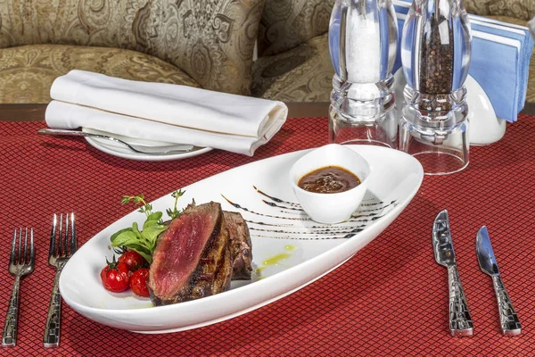 Comida Deliciosa Carne Grelhada Osso Com Molho Tempero Legumes Vie — Fotografia de Stock