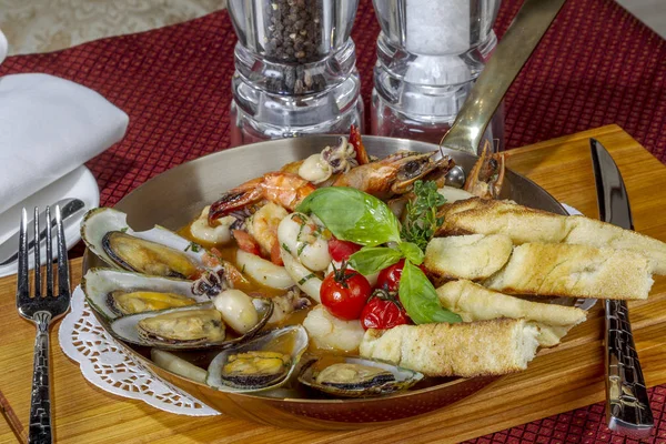 Cibo Delizioso Arrosto Con Frutti Mare Cozze Gamberi Polpi Calamari — Foto Stock