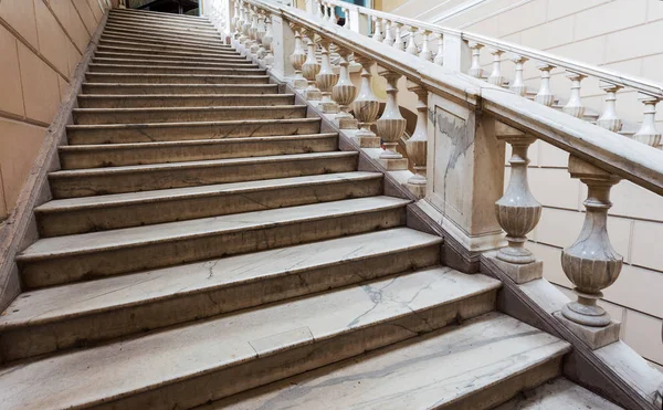 Una Vieja Escalera Piedra Abierta Piedra Escalones Mármol Escalera Vieja — Foto de Stock