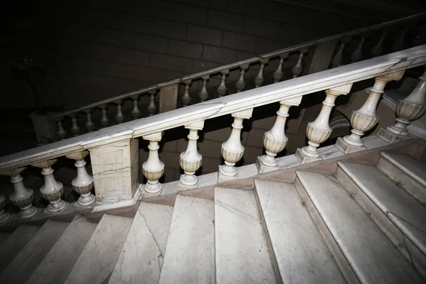 Una Vieja Escalera Piedra Abierta Piedra Escalones Mármol Escalera Vieja — Foto de Stock