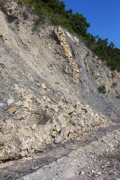Özel Metal Kafes Olan Yol Yakınında Güçlendirilmesi Tehlikeli Dağ Yamaçlarında — Stok fotoğraf