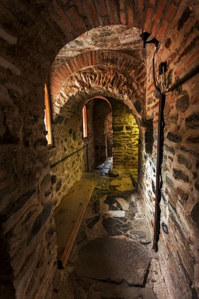 Una Estrecha Escalera Piedra Torre Castillo Medieval Antiguo Monasterio Cristiano —  Fotos de Stock