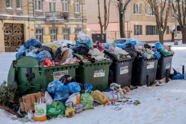 Odessa, Ukrayna - 19 Ocak 2016: Güçlü kasırga, fırtına, şiddetli kar yağışı felçli şehir. Makineleri çöp değil podehat çöp kovaları ve evin diğer çöplerini attığınız getir. Şehirde kış sorunları