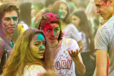 KRASNODAR, RUSSIA - May11,2018: Renkler Festivali, geleneksel Hint Holi festivali. Gençler Holi bayramında renkli pudra atarken eğleniyorlar. Renkli boya festivali. Renk Festivali