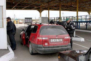 Odessa - 23 Nisan: Gümrük sınır kontrol noktası Ukrayna - Moldova. Vatandaşlar ve 23 Nisan 2008, Odessa, Ukrayna sınır kapısı araba muayene