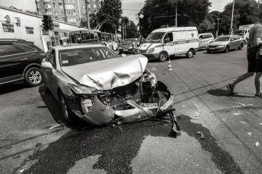 Odessa, Ukrayna - 7 Haziran 2018: kaza kaza: City çarpışma sonra sokak, hasarlı otomobil. Şehir yol Kavşağı'nda trafik kazasında. Kaza kaza street: